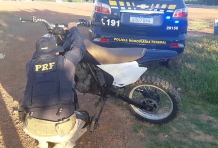 Homem é detido pela Polícia Rodoviária com moto roubada há quase 20 anos | Divulgação/PRF