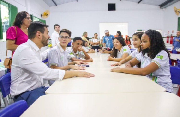 Secretário de Educação anuncia ensino integral para 200 escolas do PI e 'estuda' necessidade de concurso para professores — Foto: Divulgação/Seduc