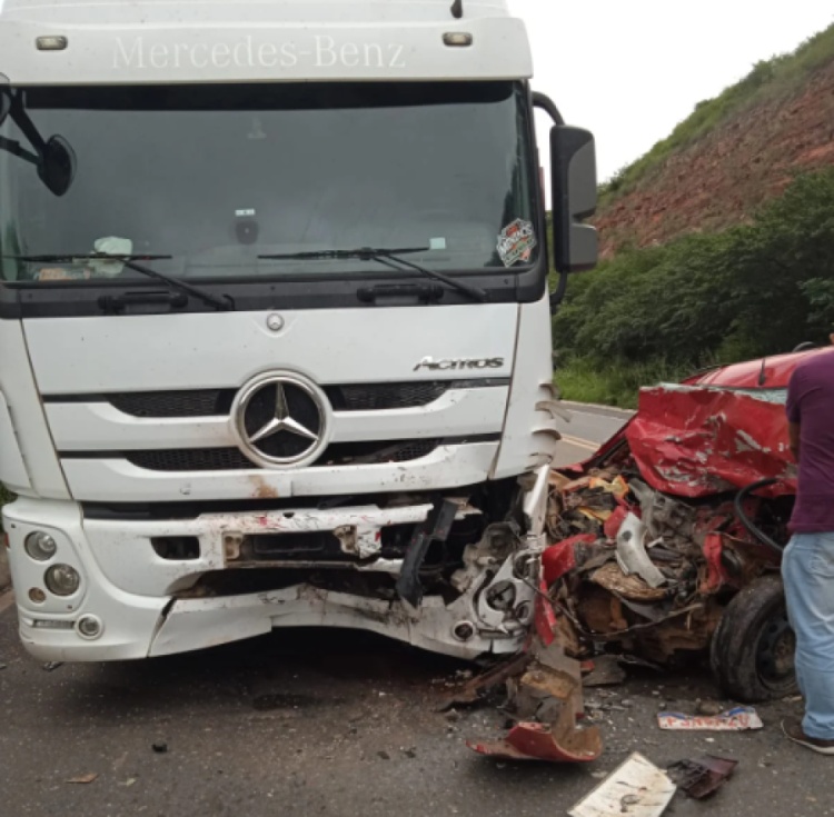 Motorista morre em colisão frontal de picape com carreta no Piauí