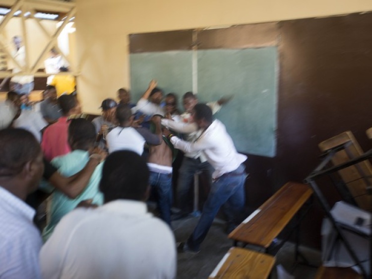 Ponto de votação em Porto Príncipe foi fechado após uma briga. Um jovem atirou cédulas e pedras (Foto: Dieu Nalio Chery/AP)