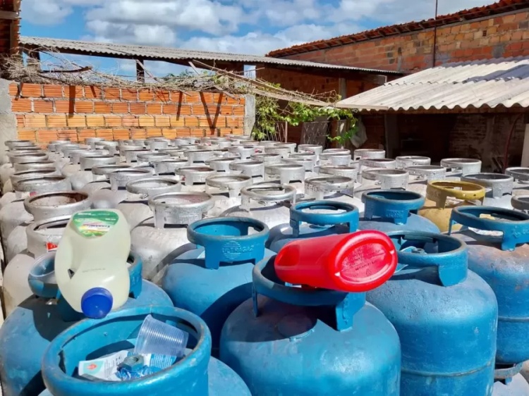 Procon apreende centenas de botijões de gás que estavam guardados em loja de material de construção — Foto: Procon