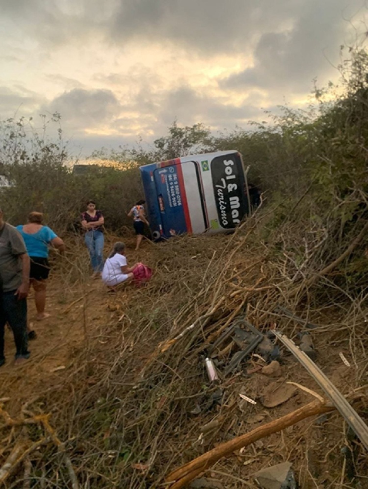 Acidente entre ônibus e carro deixa criança e homem presos a ferragens, em  Fortaleza, Ceará