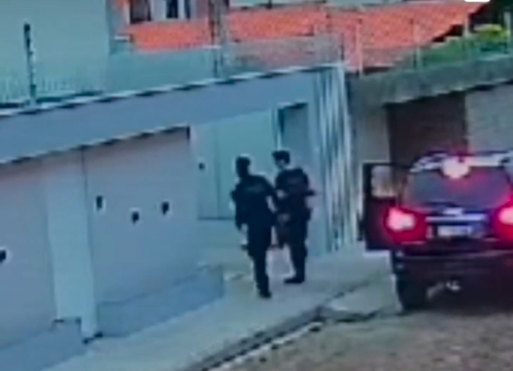 Foto: Polícia Federal chegando na casa da secretária de educação de Campo Maior.