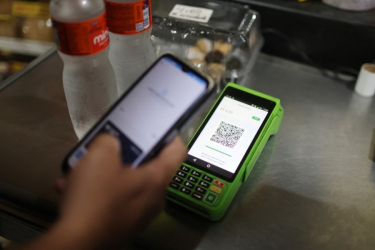 Celular é usado para leitura de QR code em pagamento via PIX. — Foto: Reuters/Pilar Olivares