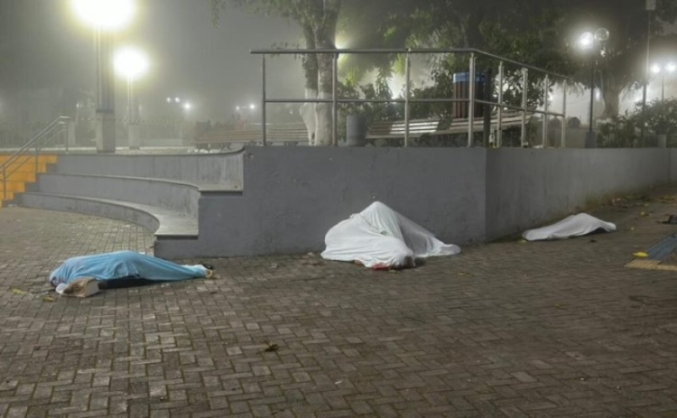 Praça ficou cheia de corpos. Foto: Reprodução