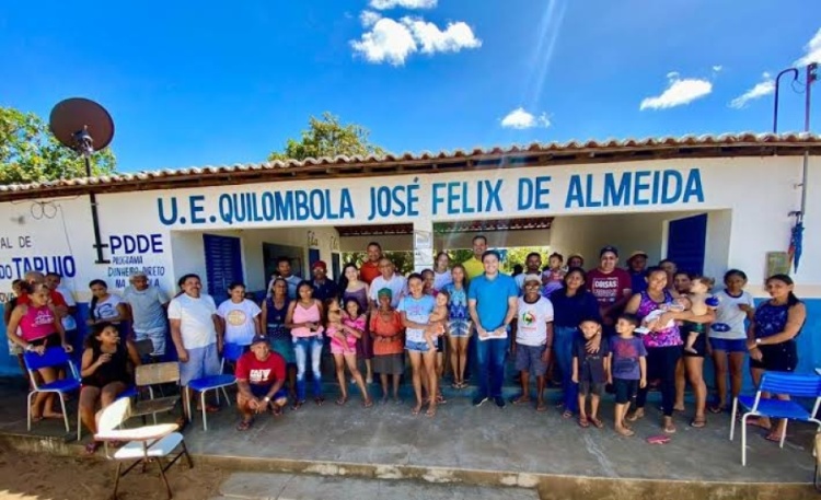 Imagem da escola situada na comunidade 