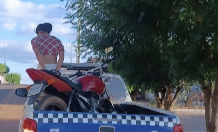 Foto: Jovens furtam motocicleta - divulgação/PM  