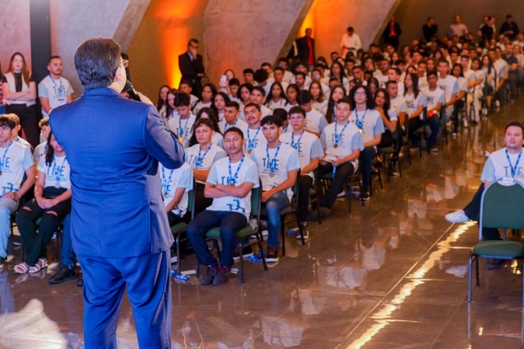 Governador premia campeões de Torneio de Matemática com medalhas e bolsa de R$ 300