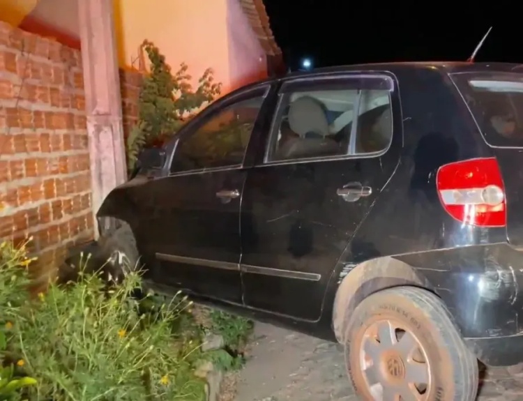 Motorista colide carro em poste - Foto: PortalP2