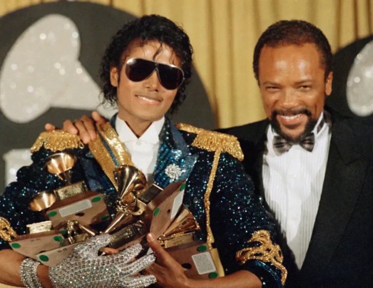 Michael Jackson e Quincy Jones, após a premiação do Grammy de 1984 — Foto: AP Photo/Doug Pizac