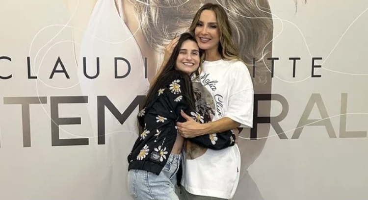 Claudia Leitte ao lado da bailarina 