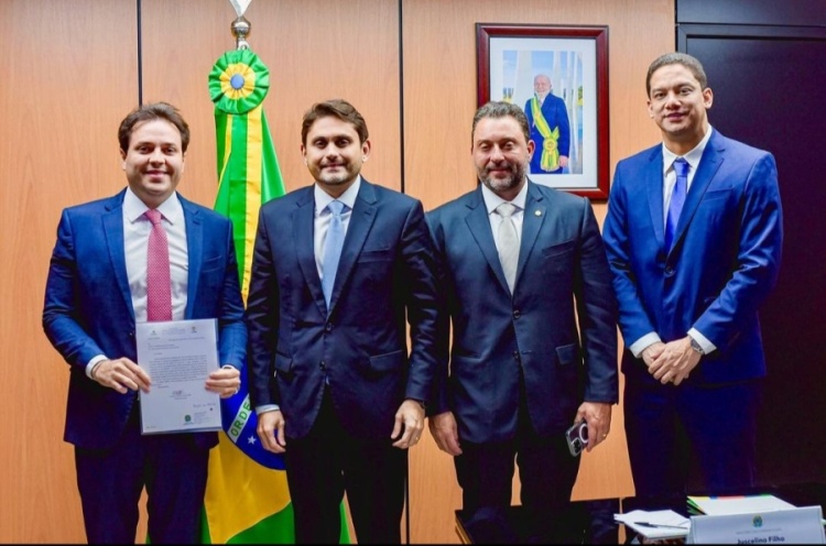 Prefeito Pompílio a esquerda, ao lado o Ministro Juscelino Filho e o deputado Federal Átila Filho, e a direita o vice Ribinha 