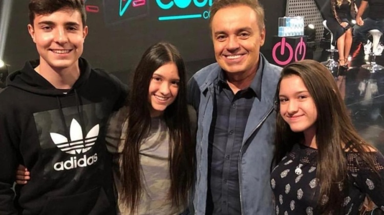 Gugu Liberato ao lado dos filhos João Augusto, Marina e Sofia – Foto: Reprodução