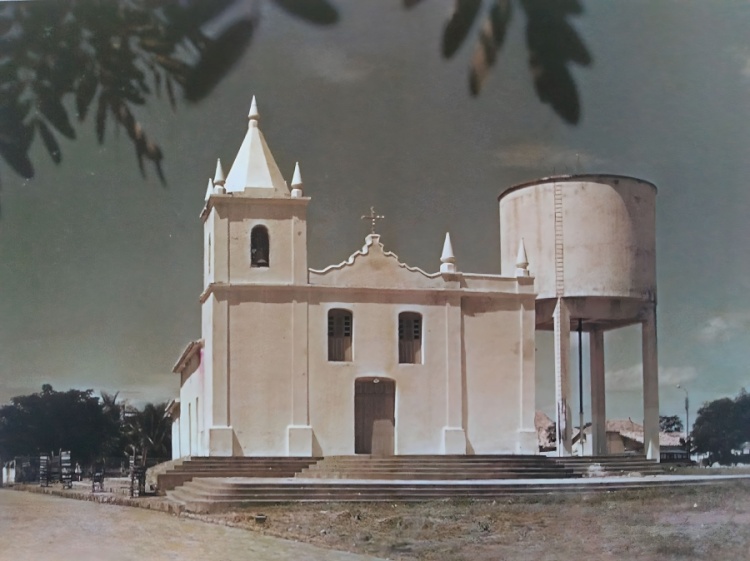 Aspecto da igreja em 1973. Ainda sem a segunda torre e os acréscimos da sacristia e sala de reuniões (SILVA FILHO, 2007, Vol. 3, p. 148).