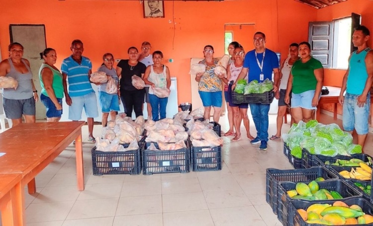 Entrega de alimentos na comunidade Nazaré, em Lagoa de São Francisco