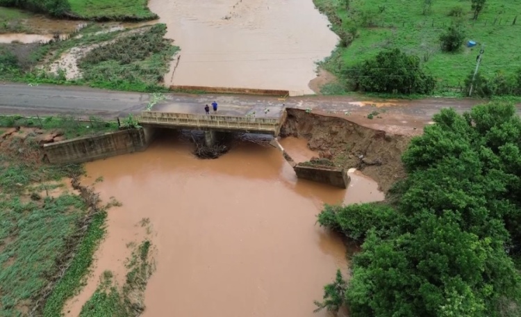 Cabeceira de ponte desaba devido à força da água de rio no interior do Piauí — Foto: Gustavo Cavalcante/TV Clube