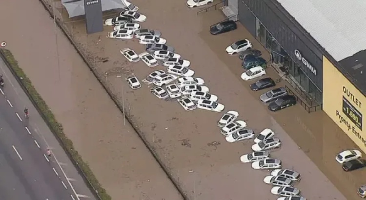 Chuva alaga concessionária em Guarulhos, na Grande SP — Foto: Reprodução/GloboNews