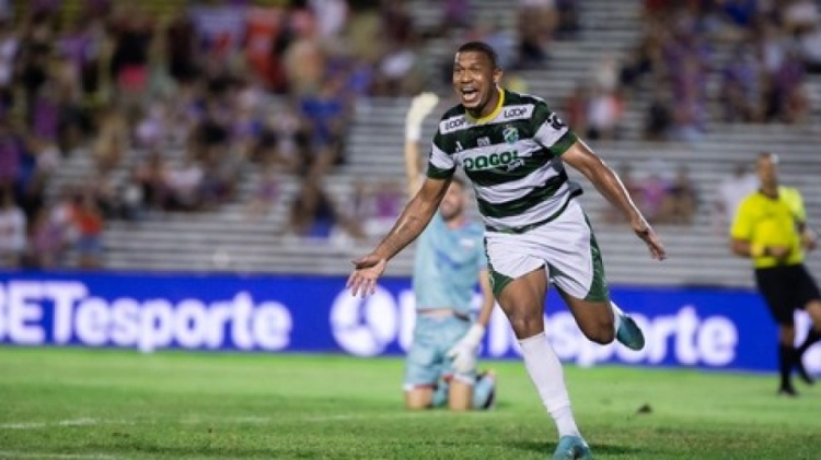 Rodrigão, atacante do Altos, marca gol da vitória em cima do Fortaleza (Foto: Samuel Pereira/A.A. Altos)