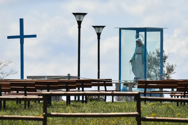 Estátua da Virgem de Trevignano na região de Roma — Foto: AFP