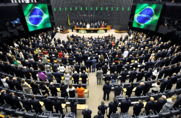 Pelas regras atuais, os parlamentares só podem mudar de partido sem correr risco de perder o mandato se forem para uma legenda recém criada.