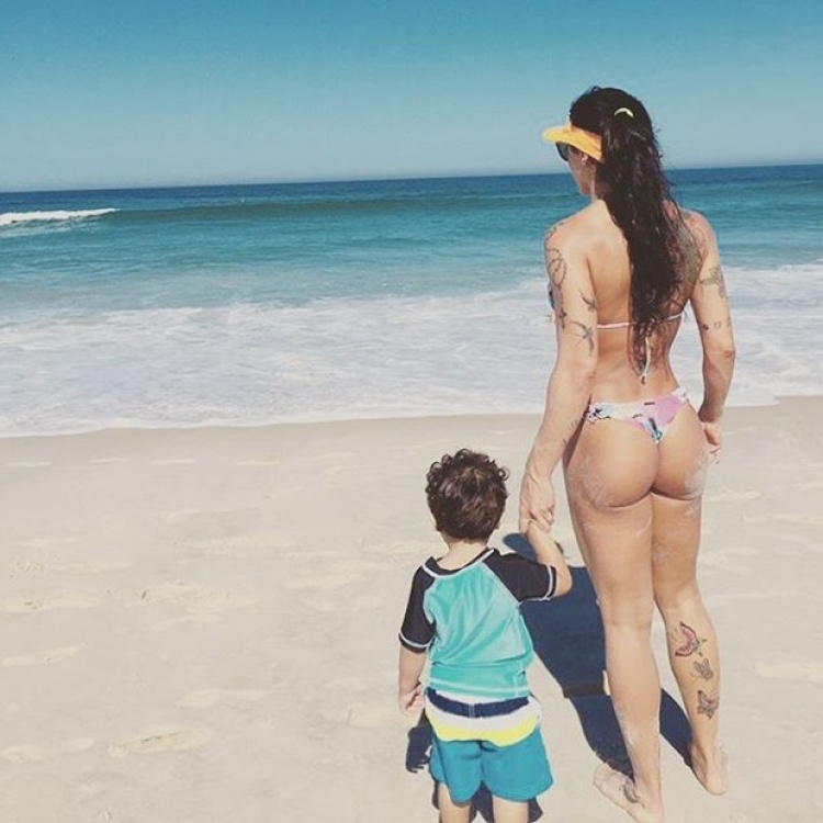 Jaque Khury exibe bumbum perfeito em foto ao lado do filho, Gael (Foto: Reprodução/Instagram)