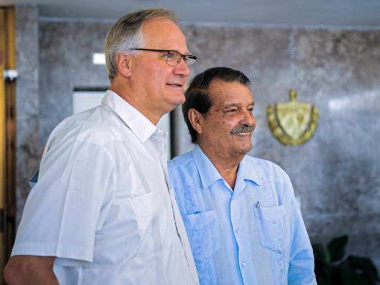 O chefe da delegação europeia, Christian Leffler (esquerda) e o vice-chanceler cubano Abelardo Moreno posam para foto antes do início da quinta rodada de negociações entre a União Europeia e Cubam na quarta 99), em Havana (Foto: AFP Photo/Yamil Lage)