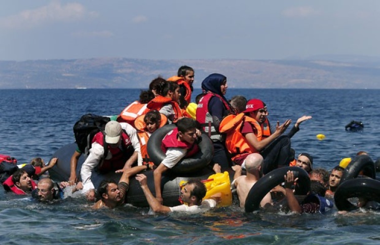 Migrantes sírios e afegãos resgatados após naufrágio de embarcação que levava cerca de 100 pessoas próxima a ilha grega. (Foto: Alkis Konstantinidis/Reuters)