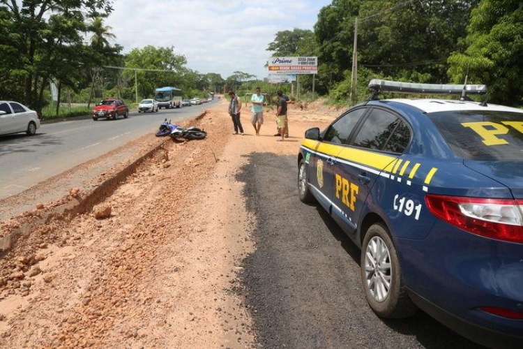 Acidente envolvendo motocicleta e automóvel Sentra, na BR-343, em frene ao Terras Alphaville. Com informações de Efrém Ribeiro/Meionorte