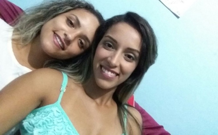 Érica (de azul) e a uma das irmãs, a Débora que também foi agredida na briga e se encontra internada. Com informações do G1 e A Tribuna