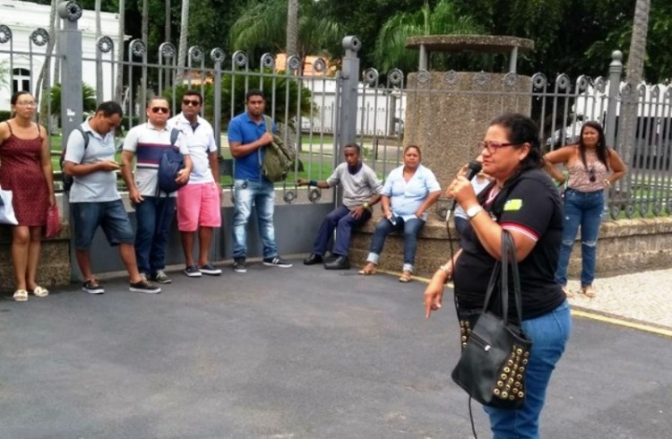 Grupo de servidores terceirizados fazem ato diante da sede do governo, o Palácio de Karnak. 