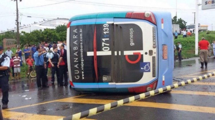 A foto do ônibus é esta. É verdadeira, mas é de 2015 em acidente, sem vítima fatal, em Sobral-CE