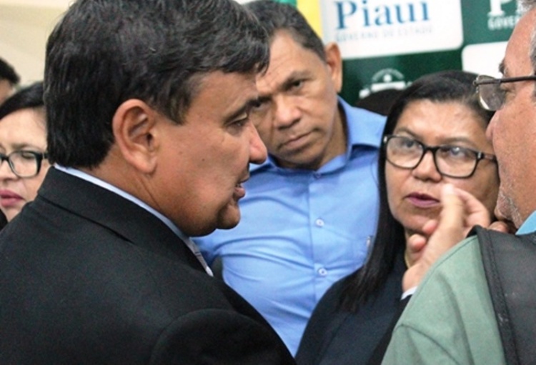 A presidente do SINTE Piauí, Paulina Almeida, acusa Wellington Dias de tomar decisão arbitrária e não respeitar a lei. Foto: bancariospi