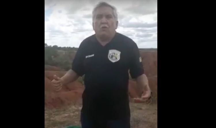 Delegado Menandro Pedro mostrando droga apreendida em ação da polícia e reclamando em cortes nos salários da categoria. Foto: reprodução /CampoMaiorEmFoco