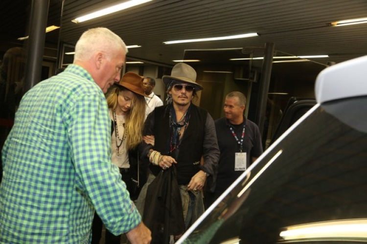 Amber Heard e Johnny Depp no aeroporto internacional do Rio (Foto: Dilson Silva e André Freitas / AgNews)