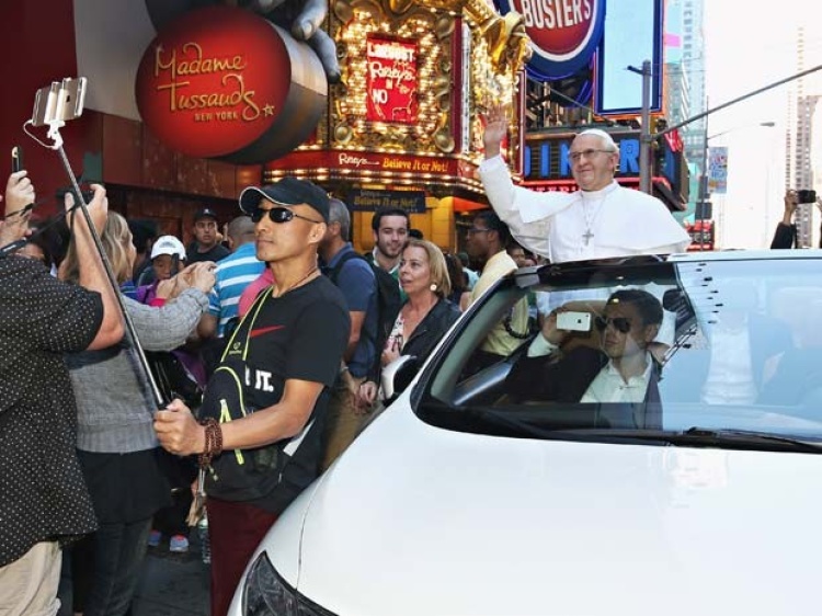 Boneco de cera do Papa Francisco foi feito para celebrar visita do pontífice aos EUA; réplica chamou atenção nas ruas de Nova York (Foto: Cindy Ord/Getty Images for Madame Tussauds New York/AFP)