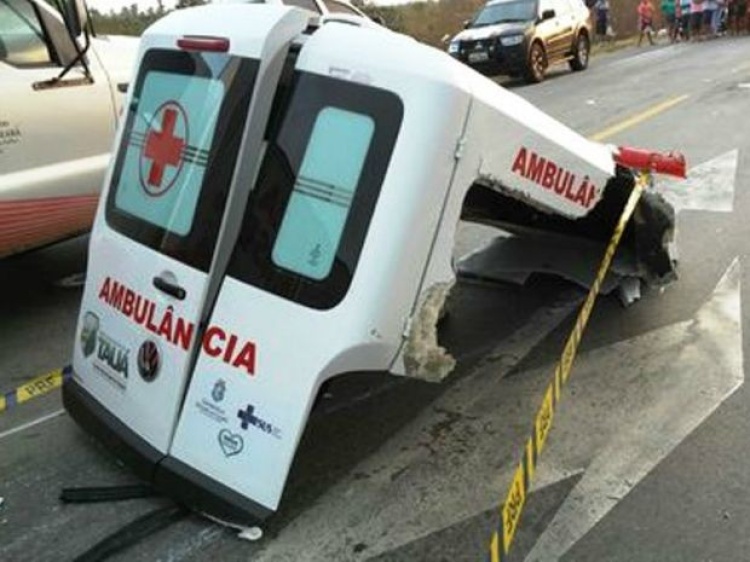 A ambulância colidiu com um caminhão de transporte de lixo e se partiu ao meio.