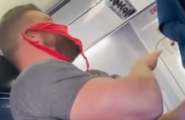 Homem usa calcinha vermelha como máscara de proteção em avião nos EUA