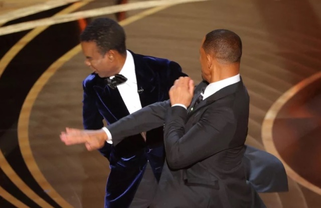 Ator Will Smith é banido por 10 anos da cerimônia do Oscar após tapa em Chris Rock