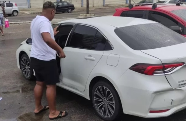 Polícia apreende tabletes de maconha dentro de veículo que pertence a jogador do Fluminense