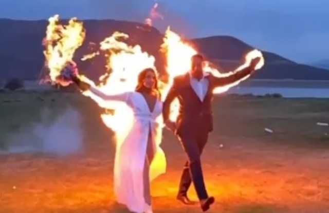 Cerimônia de casamento acaba com noivos dublês em chamas