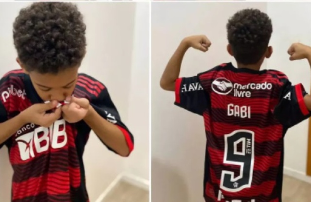 Filho de jogador do Altos (PI) recebe camisa do Flamengo de Gabigol