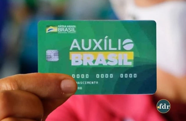 Bolsonaro antecipa parcela de agosto do Auxílio Brasil; veja o calendário