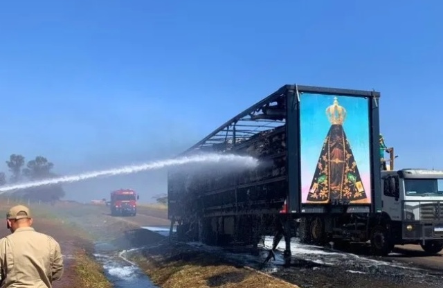 Caminhão pega fogo e painel de Nossa Senhora Aparecida fica intacto em Mato Grosso do Sul