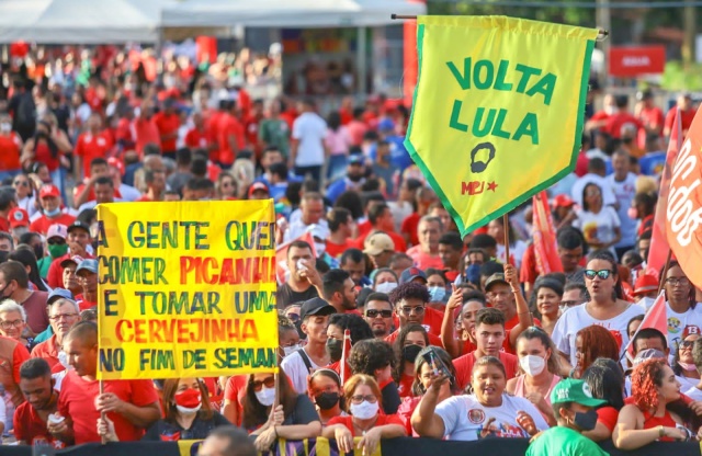 Multidão marca presença em ato com ex-presidente Lula em Teresina