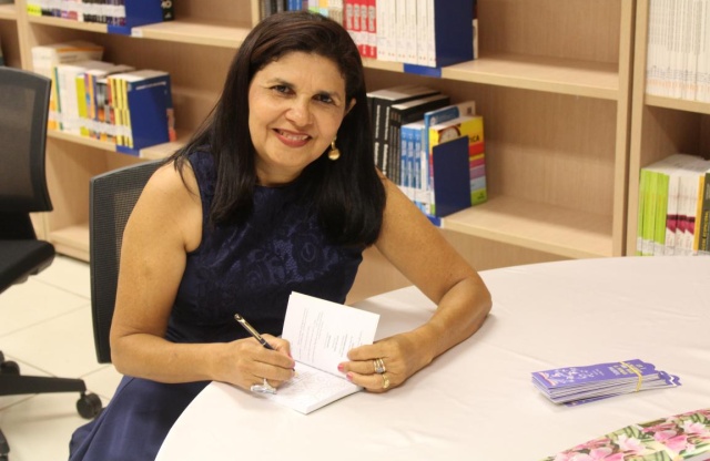 Escritora Ana Maria Cunha faz lançamento de livro sobre positividade reflexão diária