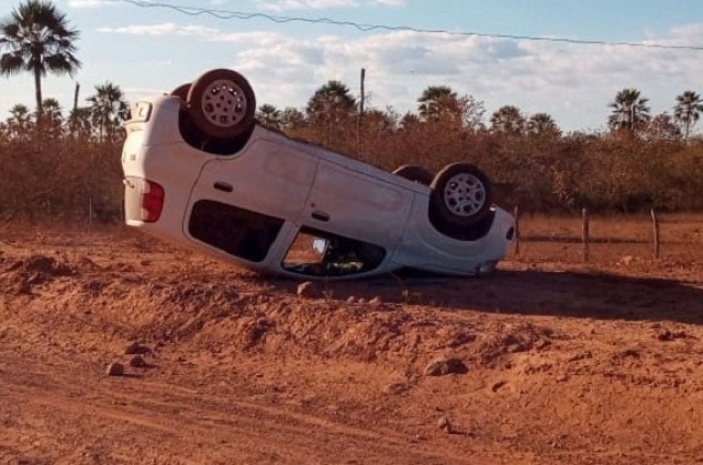 Motorista perde controle de carro e veículo capota na zona rural de José de Freitas (PI) 
