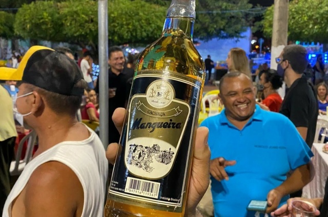 Wilmar Cardoso doa e arremata a própria garrafa de cachaça por 20 mil durante festejo em Castelo (PI) 