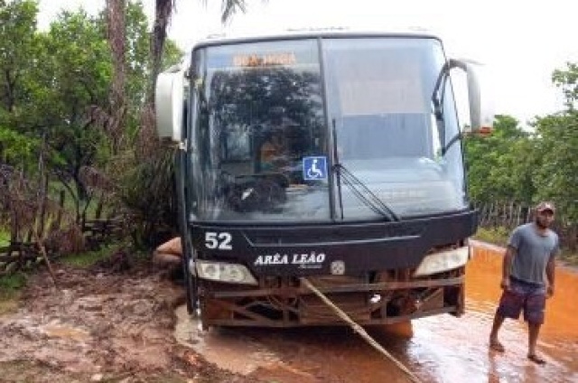 Péssimas condições da estrada faz ônibus atolar em zona rural de Cabeceiras (PI)