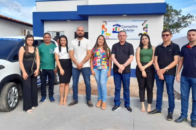 Prefeitura de Sigefredo Pacheco PI entrega nova sede do conselho tutelar e encerra curso de construção civil