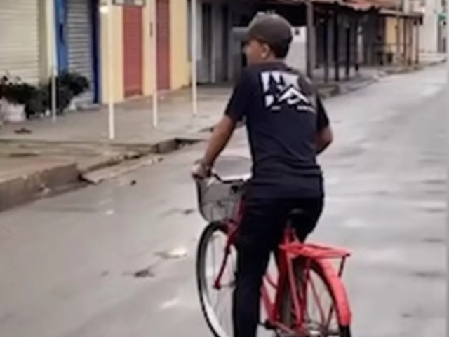 Cantor João Gomes anda de bicicleta no interior do Piauí após perder o voo para Goiás